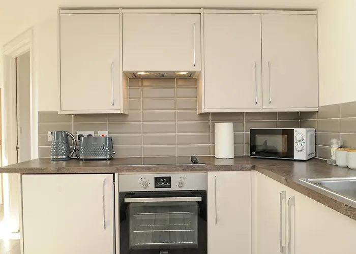 Luxury 5 Star London Apartment - Parking, Garden, Nr Greater London Metro Stations