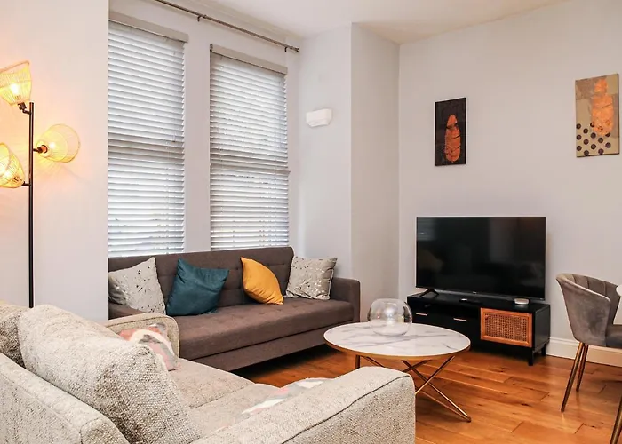Luxury 5 Star London Apartment - Parking, Garden, Nr Greater London Metro Stations